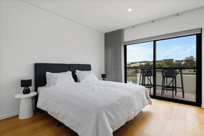 3 dormitoris, escriptori i planxa i posts de planxar 