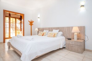 3 bedrooms, iron/ironing board, free WiFi, bed sheets - VILLALONGA - Nice villa with private pool and free Wifi (Maria de la Salut)