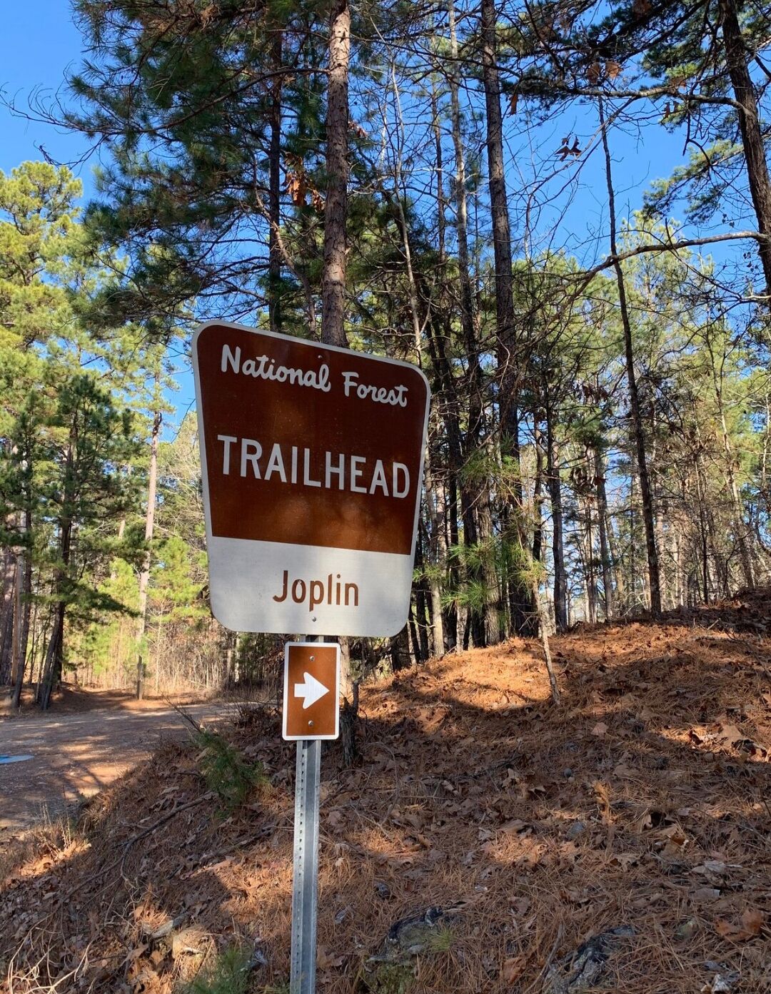 Un panneau indiquant le point de départ du sentier national de Joplin.