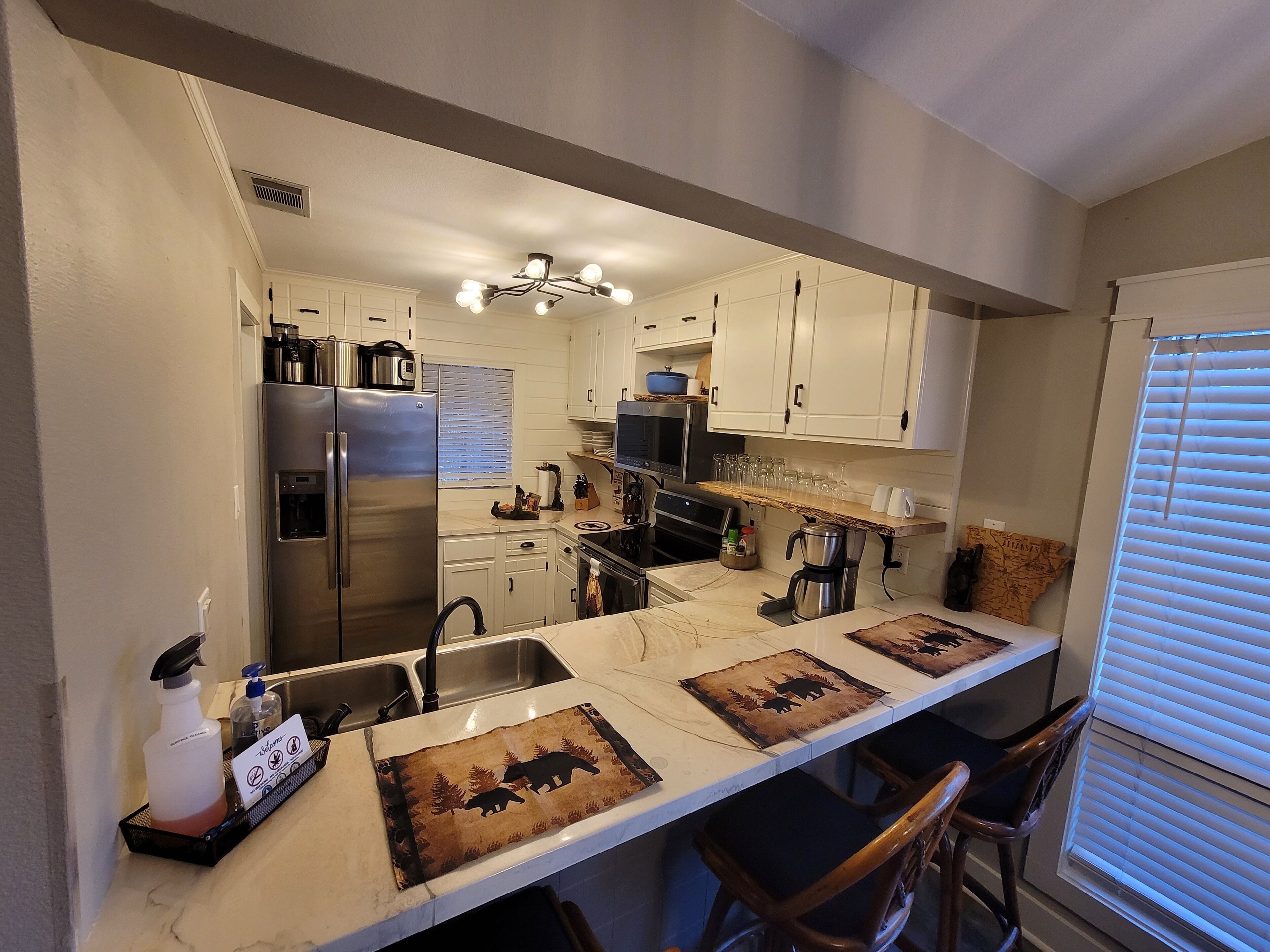 Refrigerador, microondas, horno y parrilla de estufa 