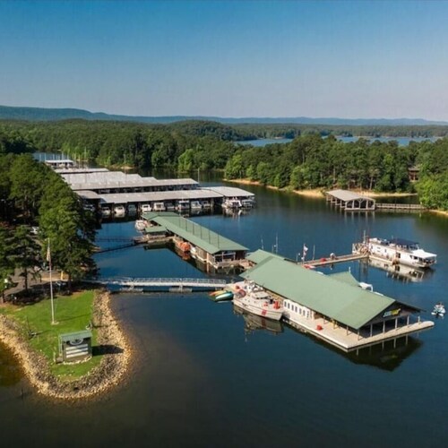 The "BEAR DEN" on Lake Ouachita at Mtn Harbor Resort 2BR w/ many amenities 