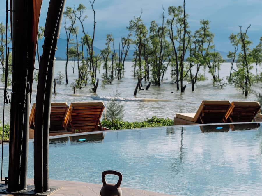 Kolam renang outdoor, dengan kursi berjemur