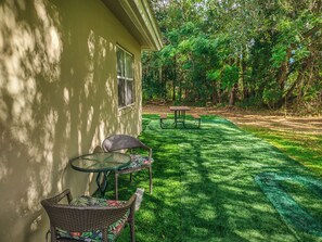 Outdoor dining - Charming bungalow with WiFi, AC  (Sebring)