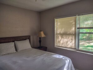 1 bedroom, iron/ironing board, WiFi, bed sheets - Charming bungalow with WiFi, AC  (Sebring)