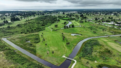 Charming bungalow with WiFi, AC 