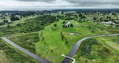 Charming bungalow with WiFi, AC