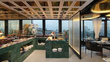 Bao gồm bữa sáng buffet hàng ngày