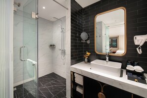 Executive Family Room with Window | Bathroom - Le Premier Hotel & Rooftop Bar (Hanoi)