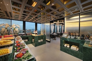 Buffet déjeuner gratuit tous les jours