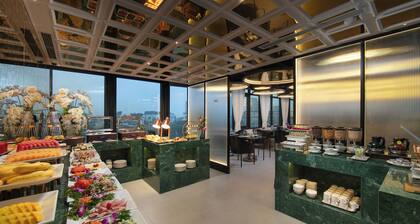 Le Premier Hotel & Rooftop Bar