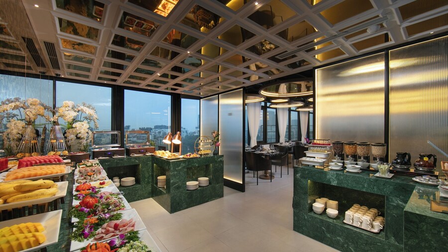 Le Premier Hotel & Rooftop Bar