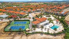 A resort with multiple tennis courts, a swimming pool, and a beach area. - Gold Coast Townhome w/ Pools ~ GYM ~ 24/7 Security (Noord)