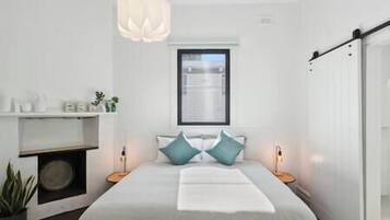 4 habitaciones, escritorio, tabla de planchar con plancha y wifi