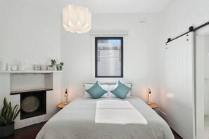 4 slaapkamers, een bureau, een strijkplank/strijkijzer, wifi