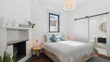 4 bedrooms, desk, iron/ironing board, WiFi