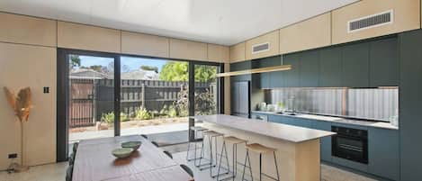 Refrigerador, microondas, horno, placa de cocina