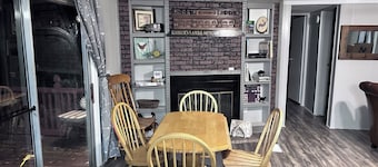 Charming Country Cottage 3-bedroom house in Leesville with WiFi and AC