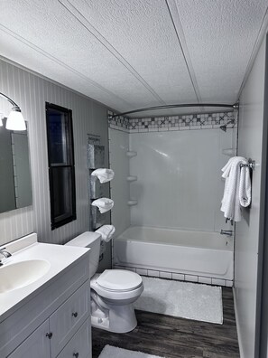 Shower, towels, toilet paper - Charming Country Cottage 3-bedroom house in Leesville with WiFi and AC (Leesville)