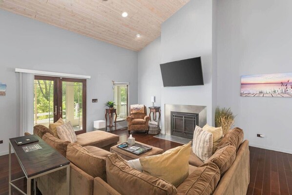 Smart TV, fireplace, stereo