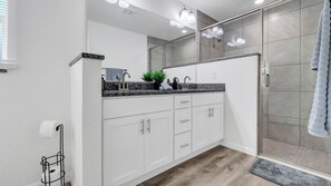 Douche, séchoir à cheveux, bidet, serviettes fournies