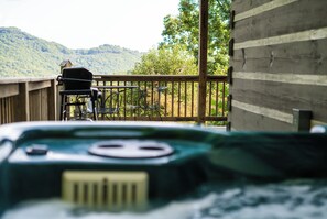 Property grounds - Boone/Blowing Rock Cabin: Hot Tub, Fireplace, Mountain View, Sleeps 8 (Vilas)