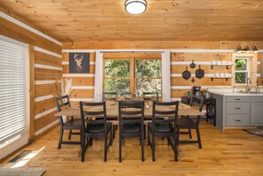 Dining - Boone/Blowing Rock Cabin: Hot Tub, Mountain Views, Sleeps 8, Peaceful, Private (Vilas)