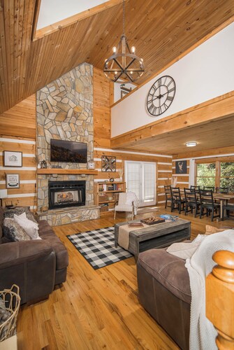 Boone/Blowing Rock Cabin: Hot Tub, Mountain Views, Sleeps 8, Peaceful, Private