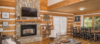 Boone/Blowing Rock Cabin: Hot Tub, Mountain Views, Sleeps 8, Peaceful, Private