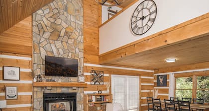 Boone/Blowing Rock Cabin: Hot Tub, Mountain Views, Sleeps 8, Peaceful, Private