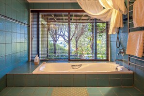 Shower, hair dryer, towels - An Escape for the Senses - Our Island (Waiheke Island)