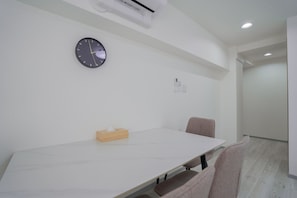 Appartamento Classic, balcone | Area soggiorno | TV a schermo piatto 40 pollici con canali via cavo