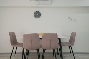 Classic-Apartment, Balkon | Wohnbereich