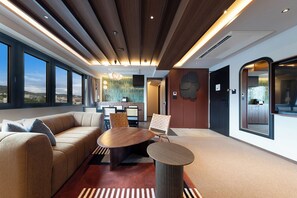 Executive appartement, uitzicht op rivier | Donsdekens, een kluis op de kamer, verduisterende gordijnen