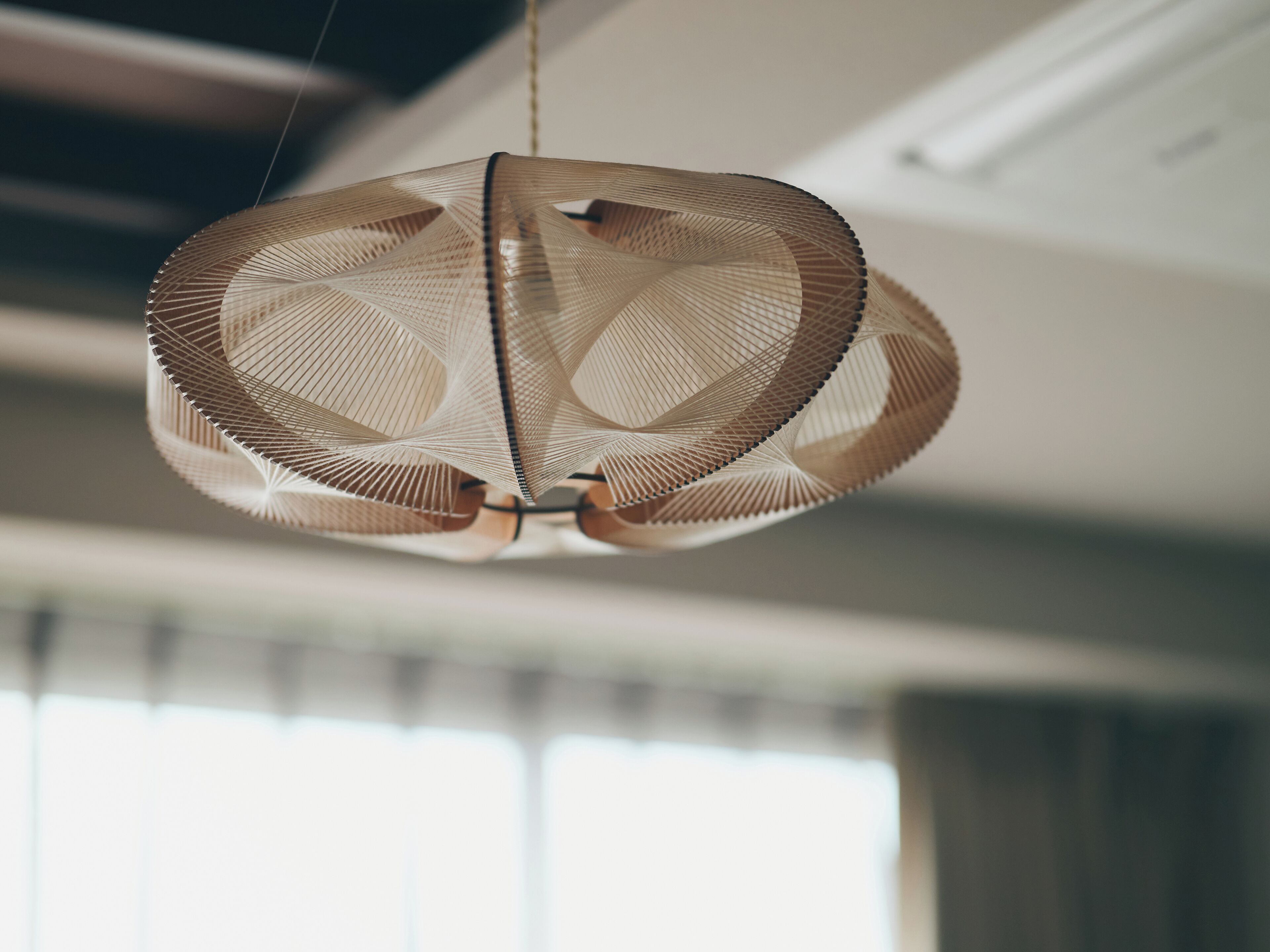 Un luminaire suspendu au design géométrique.