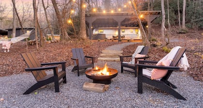 Dreamer- Glamping, Toccoa riverfront, hot tub, bath house, fire pit, hammock.