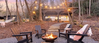 Dreamer- Glamping, Toccoa riverfront, hot tub, bath house, fire pit, hammock.