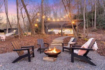 Dreamer- Glamping, Toccoa riverfront, hot tub, bath house, fire pit, hammock.