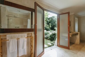 Vila exclusiva, 3 quartos, vista para o jardim | Banheiro | Secador de cabelo, toalhas de banho, sabonete, shampoo