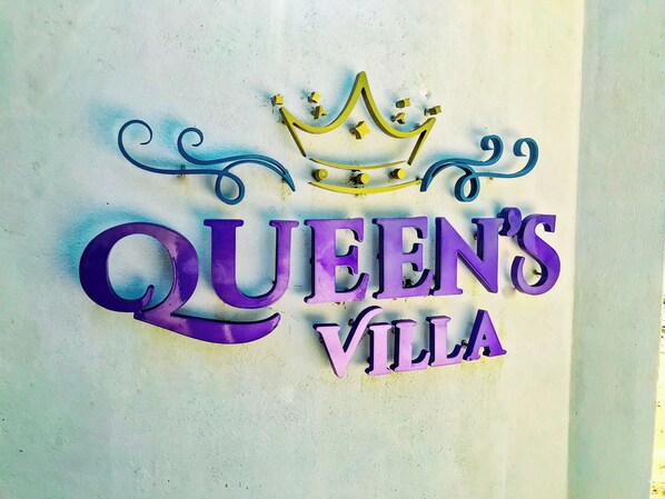 A sign with the text "Queen's Villa" and a crown above it. - Queen's Villa (Habaraduwa)