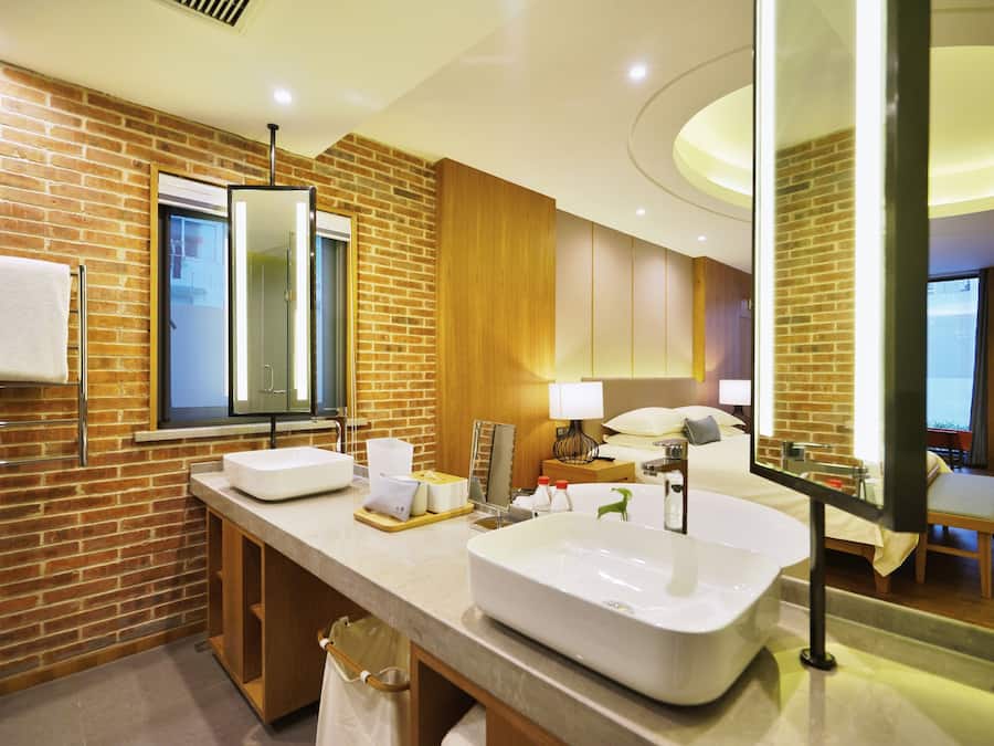 Luxe tweepersoonskamer, uitzicht op binnenplaats | Badkamer | Een douche, een haardroger, pantoffels, handdoeken