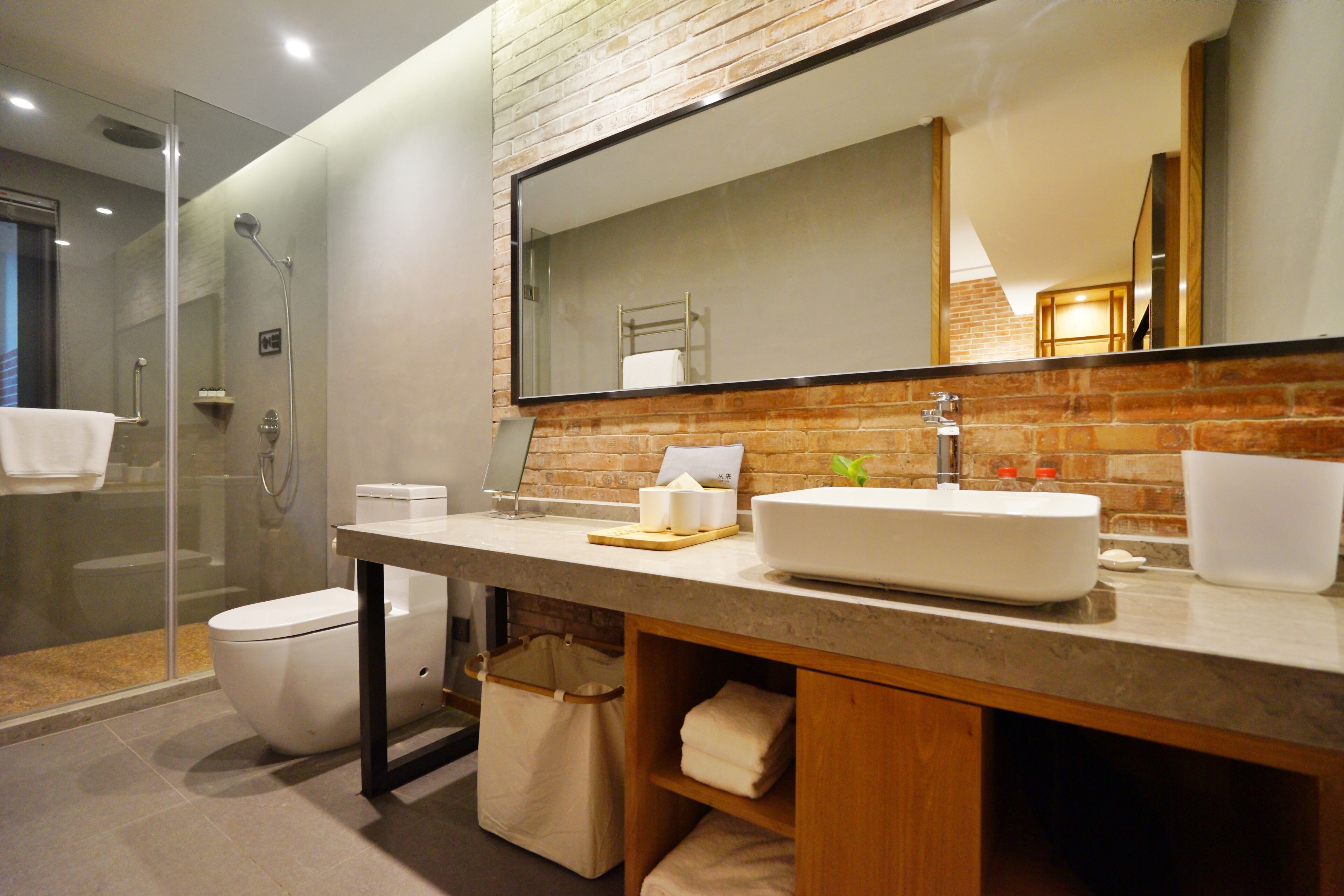 Doppia Design, vista cortile | Bagno | Doccia, asciugacapelli, pantofole, asciugamani