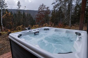 Outdoor spa tub - 4 Belles Vues-Cozy  retreat in the middle of the forest. Pet-Friendly! (Saint-Alexis-des-Monts)