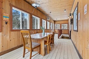 Dining - 4 Belles Vues-Cozy  retreat in the middle of the forest. Pet-Friendly! (Saint-Alexis-des-Monts)