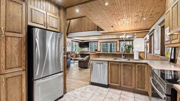 Four à micro-ondes, un four, surface de cuisson, lave-vaisselle