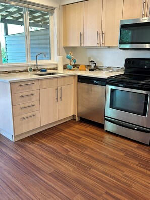 Microwave, oven, stovetop, dishwasher - Charming 2-bedroom condo with WiFi in Bellingham (Bellingham)