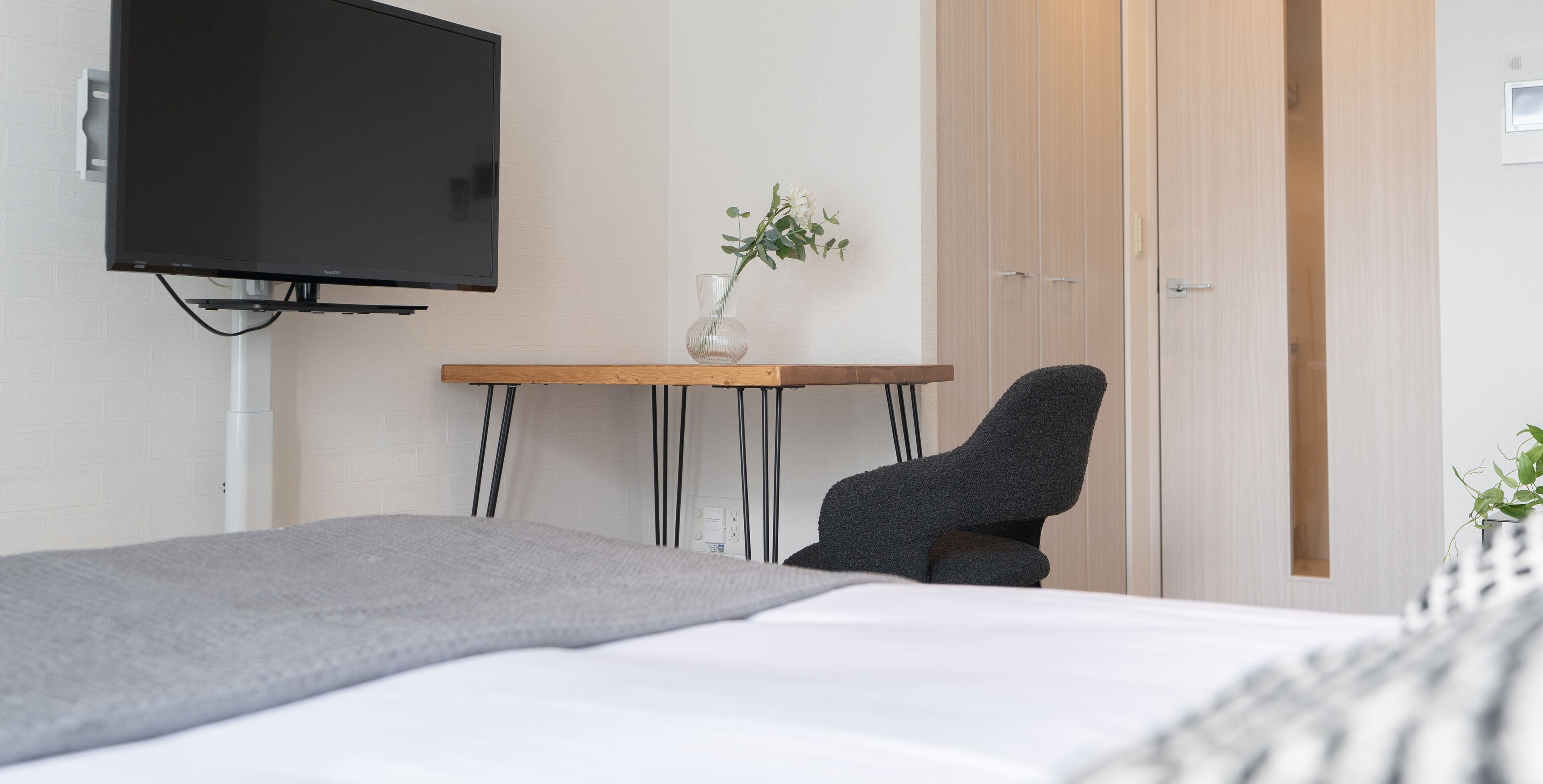 Free WiFi, bed sheets