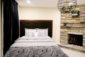 3 bedrooms, desk, iron/ironing board, travel crib