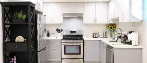 Refrigerador, microondas, horno y parrilla de estufa