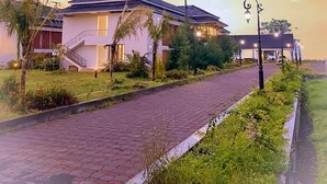 Une maison moderne avec un escalier, une allée pavée et un jardin bien entretenu.