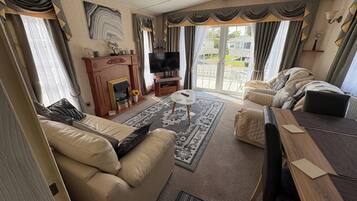TV, fireplace, stereo
